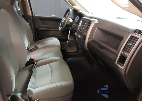 2019 Ram 1500 Classic Express 4X4 6'4 Box z USA, uszkodzony, nr VIN 1C6RR7FT2KS517161